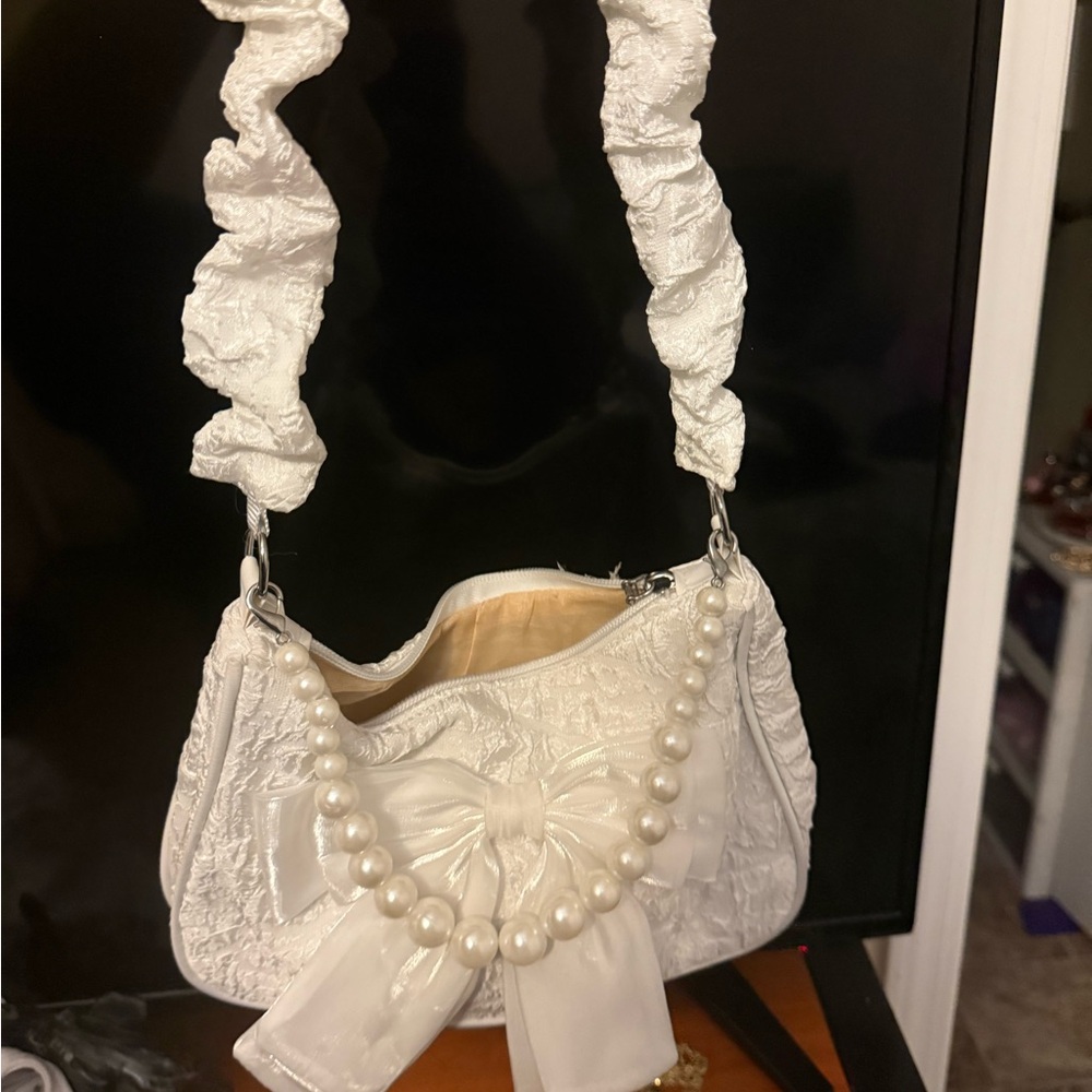 Elegant White Bow-Accent Shoulder Bag with Pearl Strap